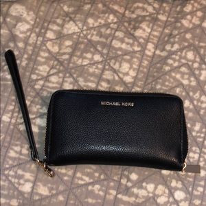 MICHAEL KORS WALLET/WRISTLET BLACK & GOLD